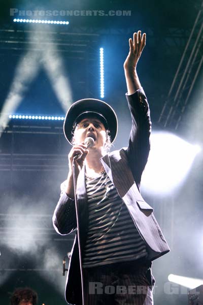 BABYSHAMBLES - 2013-07-08 - PARIS - Place de la Republique - Peter Doherty